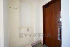 たっぷり収納できるシューズボックスです。家族全員の靴がきれいに整頓できます。棚の上にお花や写真を飾っても良いですね。