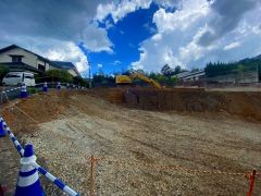 カースペースは停めやすい並列駐車2台付き。