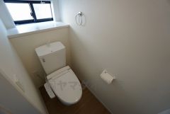ウォシュレット付トイレです。節水機能もあるので、安心して使えますね。もちろん、1階2階の2ヶ所にトイレがあるので、忙しい朝にもゆとりができますね。