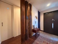 3本の柱も古民家の松の梁を移植したもので趣がございます。