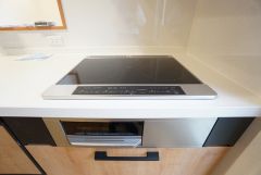 お手入れのしやすいIHクッキングヒーターです。 3口コンロなので、効率よくお料理が楽しめます。毎日のお料理も楽しくなりますね＾＾