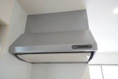 調理により発生する油煙や臭いを吸い込み、屋外へ排気してくれます。