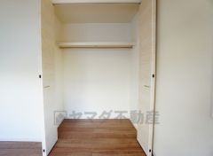 同仕様写真。2F廊下収納。各居室に入りきれなかった荷物や、2階で使用する日用品のストック置き場に便利です。