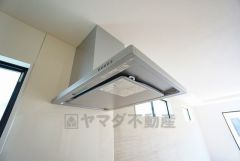 調理により発生する油煙や臭いを吸い込み、屋外へ排気してくれます。