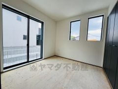 リビングからの続き間として和室をご用意しました。普段はリビングとつなげて開放的なスペースとして。来客時には客間としてお使いいただけます。
