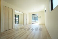 大きな窓のあるリビングは、陽光あふれる明るい空間です。居心地良く、ご家族皆がゆったり寛げる憩いの空間となりそうです。
