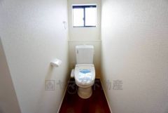 トイレは2か所設けられているので、来客時にも気兼ねなく使えますね。小窓付きで換気する時に便利です＾＾