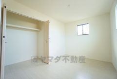 明るい洋室です。ナチュラル色のフローリングで開放的な優しい雰囲気になっています＾＾ベッドや机、ＴＶを置いてもゆとりのある広さです。