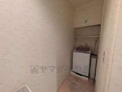 室内洗濯機置き場。 上部には収納付きで、洗剤や日用品のストックなどが収納できます＾＾