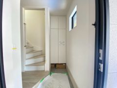 たっぷり収納できるシューズボックスです。家族全員の靴がきれいに整頓できます。棚の上にお花や写真を飾っても良いですね。