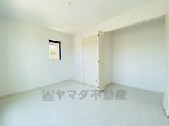 全居室にはたっぷり収納できるクローゼットを設置しています。窓には断熱性・保温性にすぐれ、省エネ効果のあるペアガラスを採用。冬には結露を防止します。