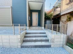 奥まって設置されており、雨にも濡れにくくなっています。