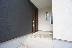 家の顔となる玄関扉がかっこいいと、たくさんの人を招き入れたくなりますね＾＾奥まって設置されており、雨にも濡れにくくなっています。