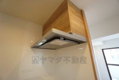調理により発生する油煙や臭いを吸い込み、屋外へ排気してくれます。