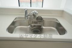 広々とした凸型シンクに洗剤ポケットを標準装備。大きなお鍋など洗いやすいです。洗剤や石鹸、スポンジもすっきりできる収納付き。