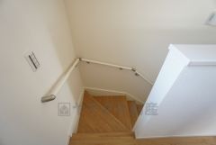 同仕様写真。ご年配の方でも安心できる、手すり付き階段です＾＾段差も低めで設定されてますので安全性にも優れてますね＾＾