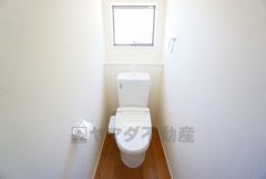 温水洗浄機付トイレです。節水機能もあるので、安心して使えますね。もちろん、1階2階の2ヶ所にトイレがあるので、忙しい朝にもゆとりができますね。