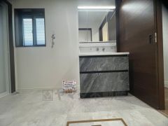 三面鏡つき洗面台。収納も一体型になっているので、ドライヤーやヘアアイロンの置き場に困りませんね。