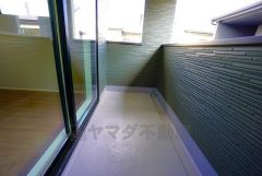 バルコニーは日当たり良好です。お洗濯物も気持ちよく干せそうです。