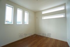 2面採光を確保した明るい室内は、風通しも良く、大変居心地の良い空間となっております。爽やかな風を感じて起きる朝は、快適生活の始まりに。