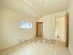 木目調のシンプルデザインで落ち着きと安らぎの空間に仕上げています。各部屋に収納が完備されているので、お荷物が多くなっても安心の設計です。
