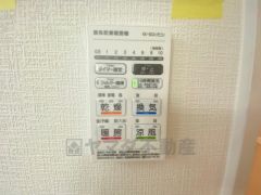 雨の日の洗濯も安心できる浴室暖房乾燥機付き浴室。リモコンで操作もボタン1つで簡単。 浴室暖房乾燥機には、暖房、乾燥、涼風、換気の4つの機能が付いています。タイマー付きです。