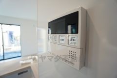 キッチン横からお湯張り、追い炊き、足し湯がボタン一つで楽々操作できる給湯機リモコンです＾＾忙しい夕飯の準備の時間帯に重宝しますね。