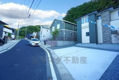 前面道路は南東側約6ｍ。スーパーまで徒歩15分＾＾