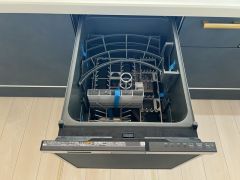 家事の時間が短縮できる食器洗浄乾燥機付。後片付けもラクラクです。 食器を洗う手間が減るので家族とのコミュニケーションの時間や自分の時間が増えますね。