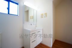 三面鏡つき洗面台。収納も一体型になっているので、ドライヤーやヘアアイロンの置き場に困りませんね。