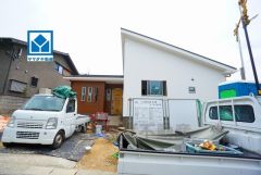 平屋＾＾西鉄バス高雄中央公園バス徒歩3分。スーパー・コンビニまで徒歩7分圏内＾＾カースペース並列2台＾＾