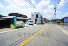 カースペースは停めやすい並列駐車2台付き。