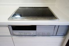 お手入れのしやすいIHクッキングヒーターです。 3口コンロなので、効率よくお料理が楽しめます。毎日のお料理も楽しくなりますね＾＾