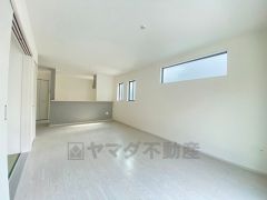 対面式キッチンを中心としたリビングダイニングで家族の会話が弾みそうです。