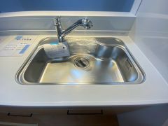 広々とした凸型シンクに洗剤ポケットを標準装備。大きなお鍋など洗いやすいです。洗剤や石鹸、スポンジもすっきりできる収納付き。