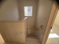 ご年配の方でも安心できる、手すり付き階段です＾＾段差も低めで設定されてますので安全性にも優れてますね＾＾