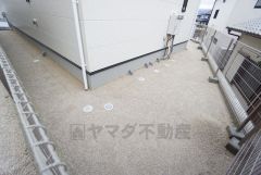 駐車スペースとは別にお庭もついております。広さも十分あるので、ガーデニングやBBQなど楽しみの増えるお庭です＾＾