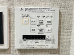 浴室暖房乾燥機には、暖房、乾燥、涼風、換気の4つの機能が付いています。タイマー付きです。リモコンで操作もボタン1つで簡単。