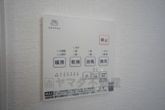 浴室暖房乾燥機には、暖房、乾燥、涼風、換気の4つの機能が付いています。タイマー付きです。