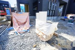 カースペースは停めやすい並列駐車2台付き。