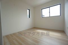 2面採光を確保した明るい室内は、風通しも良く、大変居心地の良い空間となっております。爽やかな風を感じて起きる朝は、快適生活の始まりに。