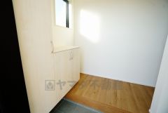 たっぷり収納できるシューズボックスです。家族全員の靴がきれいに整頓できます。棚の上にお花や写真を飾っても良いですね。