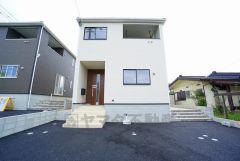 太宰府南小学校：徒歩10分。太宰府東中学校：徒歩10分お子様の通学が安心です＾＾