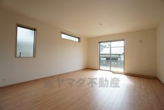 同仕様写真。断熱性能の窓ガラスを採用。省エネ、光熱費カットにも貢献します。 夏は涼しく、冬は暖かく快適に過ごせます。
