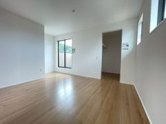 住む人のこだわりを活かす洋室＾＾日当たりがよく、寝室としての利用もおすすめ。広めのクローゼットもあり荷物もすっきり片付けれ、ゆとりのある暮らしが出来ます＾＾