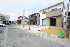 前面道路は交通量が少ないため小さなお子様がいるご家庭でも安心です＾＾ 大型車両の通行も無く静かで快適な生活を送れます＾＾