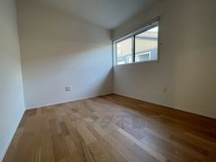 木目調のシンプルデザインで落ち着きと安らぎの空間に仕上げています。各部屋に収納が完備されているので、お荷物が多くなっても安心の設計です。