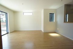 大きな窓のあるリビングは、陽光あふれる明るい空間です。居心地良く、ご家族皆がゆったり寛げる憩いの空間となりそうです。