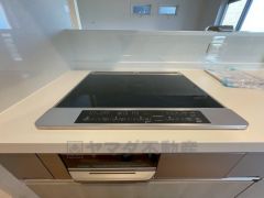 お手入れのしやすいIHクッキングヒーターです。 3口コンロなので、効率よくお料理が楽しめます。毎日のお料理も楽しくなりますね＾＾