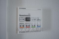 雨の日の洗濯も安心できる浴室暖房乾燥機付き浴室。リモコンで操作もボタン1つで簡単。 浴室暖房乾燥機には、暖房、乾燥、涼風、換気の4つの機能が付いています。タイマー付きです。